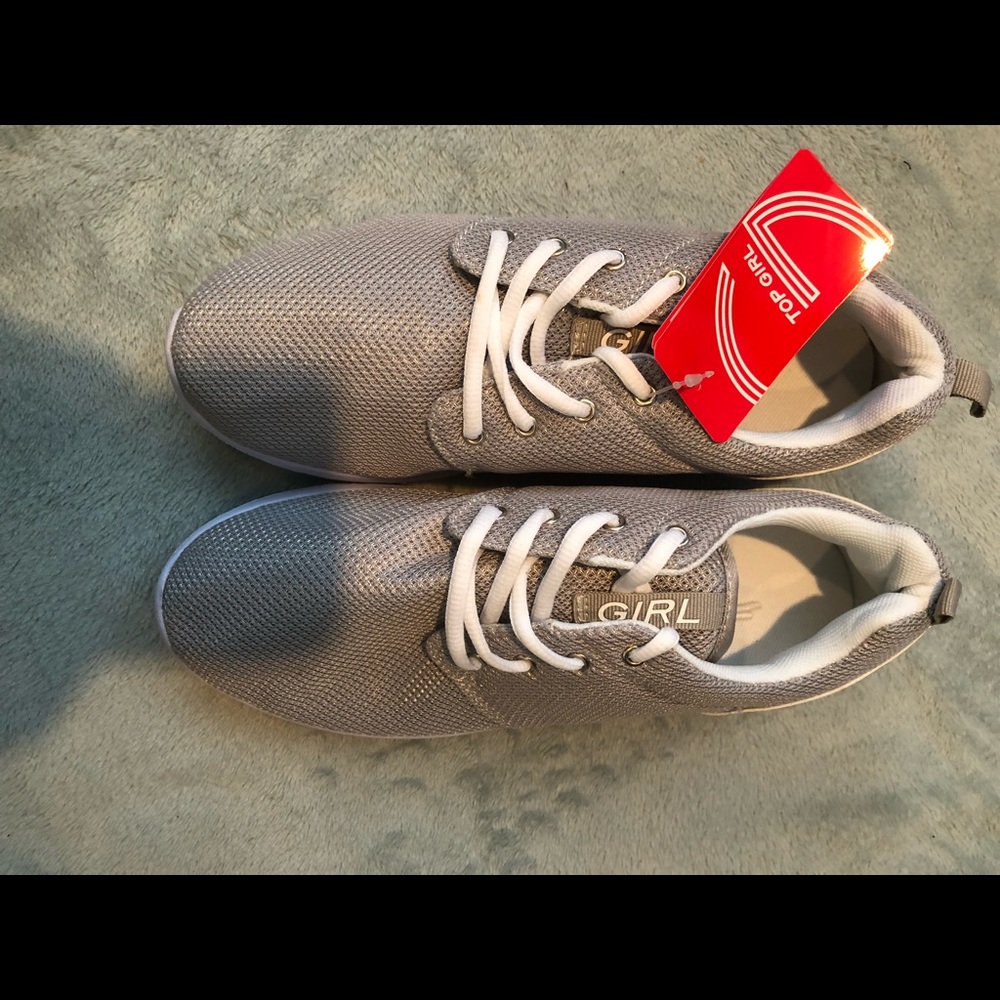 Tennis shoes